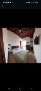 um quarto com uma cama grande num quarto em Sancarlosbeach em San Carlos