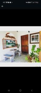 Bild eines Zimmers mit einem Tisch und einer Tür in der Unterkunft Sancarlosbeach in San Carlos