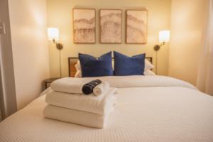 A bed or beds in a room at Cozy Nook: Work Hard, Play Harder in Lander, WY!