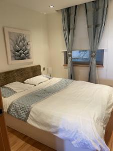 ein Schlafzimmer mit einem großen Bett und einem Fenster in der Unterkunft Ocean Village Royal Gibraltar in Gibraltar