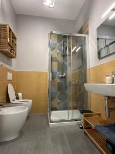 y baño con ducha, aseo y lavamanos. en Bcube - santa Bona Bed & Breakfast, en Pisa