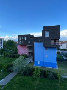 Una casa con una pared azul a un lado. en Bcube - santa Bona Bed & Breakfast, en Pisa