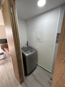 a laundry room with a washer and dryer in it at Reserva Del Peñon in Girardot