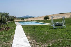 Bazén v ubytování Marsy3 - Enchanting Lavender Farm Whole Property nebo v jeho okolí