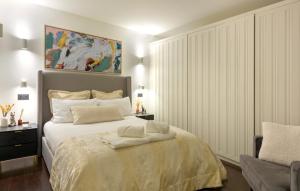 ロンドンにあるa2bstays Fitzrovia Suiteのベッドルーム1室(ベッド1台付)が備わります。壁には絵画が飾られています。
