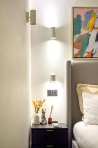 ロンドンにあるa2bstays Fitzrovia Suiteのベッドルーム1室(ベッド1台、ランプ付きのナイトスタンド付)