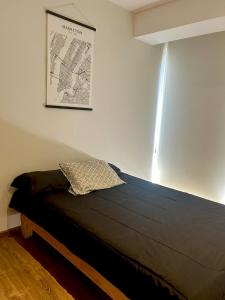 1 cama en una habitación con un mapa en la pared en Departamento en Zona Real/Acueducto, en Guadalajara