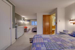 een slaapkamer met een bed en een badkamer bij North Conway Home Less Than Walk to Slopes at Cranmore! in North Conway