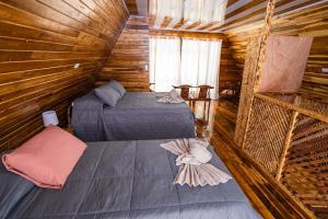 Ліжко або ліжка в номері Monteverde Teca House