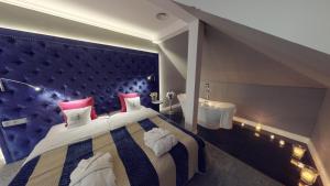 Postel nebo postele na pokoji v ubytování Hotel Pałac Alexandrinum