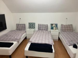 1 dormitorio con 2 camas y TV de pantalla plana en Billund star en Brande