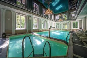 Bazén v ubytování Hotel Pałac Alexandrinum nebo v jeho okolí