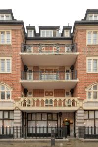 ロンドンにあるa2bstays Fitzrovia Suiteの横にバルコニーが付いたアパートメントビル