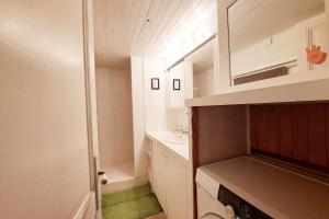 ein kleines weißes Badezimmer mit einem Waschbecken und einem Waschbecken in der Unterkunft Charming apartment in Nantes in Nantes