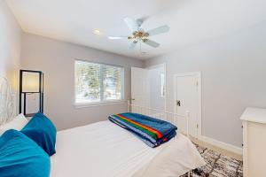 Postel nebo postele na pokoji v ubytování Andria Grove + 16 fotografií