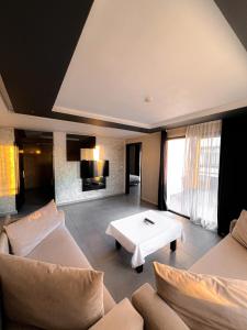 uma sala de estar com sofás e uma mesa de centro em La Suite Hotel-Adults friendly 16 Years plus em Agadir