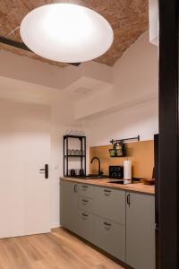 cocina con techo blanco grande y lámpara en bevoflats - Zentrales Apartment im Bergmannkiez, en Berlín