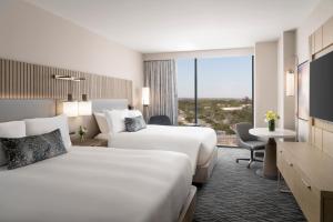 una camera d'albergo con due letti e una grande finestra di Loews Arlington Hotel ad Arlington