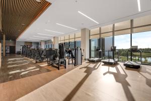 een fitnessruimte met loopbanden en cardio-apparatuur in een gebouw bij Loews Arlington Hotel in Arlington