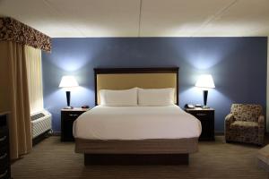 シャンバーグにあるRadisson Hotel Schaumburgのベッドと椅子付きのホテルルーム