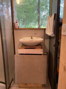 a bathroom with a sink on top of boxes at CENTRO HOLISTICO ALLPA SAMAY in Puentetierra