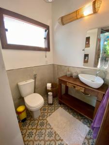 uma casa de banho com um WC e um lavatório em Blue House na Mata em Maraú