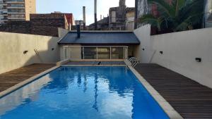 a large blue swimming pool on the side of a building at Maipú y Avenida Pellegrini con Parking privado opcional in Rosario
