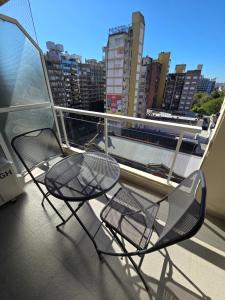 2 stoelen op een balkon met uitzicht op de stad bij Maipu y Avda. Pellegrini in Rosario