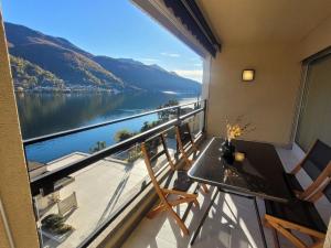 balcone con vista sul lago e sulle montagne. di A13Apt La Farfalla a Brusino Arsizio