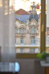 una finestra con vista su un edificio di Habitación privada en el centro ad Albacete