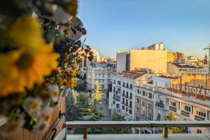 un balcone fiorito con vista sulla città di Habitación privada en el centro ad Albacete