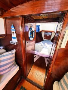 una piccola camera su una barca con un letto di SANTIAGO- Boat House a Olhão