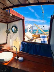 un lavandino in bagno su una barca con vista sull'oceano di SANTIAGO- Boat House a Olhão