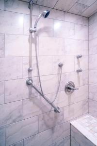 a shower with a shower head in a bathroom at Gorgeous Studio Condo in Blue Mountains Sleeps 4 in Blue Mountains