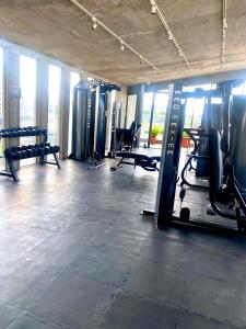 un gimnasio con cintas de correr y equipos de ejercicio en una habitación en Departamento en Zona Real/Acueducto, en Guadalajara