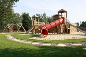 een speeltuin met een glijbaan in een park bij FIRLEJOWE SIOŁO in Firlej