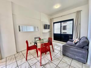 ein Wohnzimmer mit einem Tisch, Stühlen und einem Sofa in der Unterkunft Villa Costeira Beira Mar - By Ideal Trip in Fortaleza