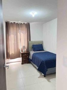 1 dormitorio con 1 cama, mesita de noche y ventana en Beautifull 2 bedroom, 2 full washroom en Guatemala