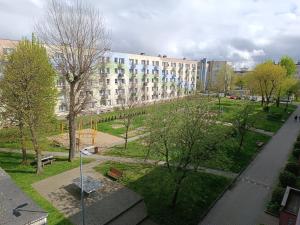 park przed dużym budynkiem w obiekcie Apartament ul. Wczasowa 300 m od morza w Ustce +6 zdjęć