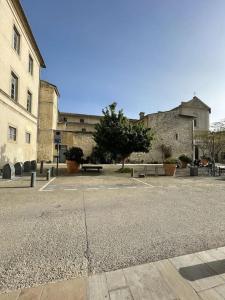 an empty parking lot in front of a building at Maison avec patio proche place des Carmes in Avignon +39 photos