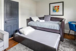 En eller flere senge i et værelse på Modern 1BR Apartment - James South Area Hamilton