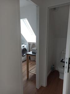ein Bad mit einem Fenster und einem WC in einem Zimmer in der Unterkunft Appartement 2 chambres in Lesneven