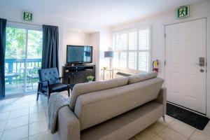 a living room with a couch and a television at Gorgeous Studio Condo in Blue Mountains Sleeps 4 in Blue Mountains