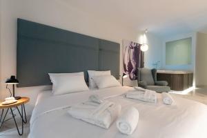 Giường trong phòng chung tại MG Sapphire Jacuzzi Premium Suite