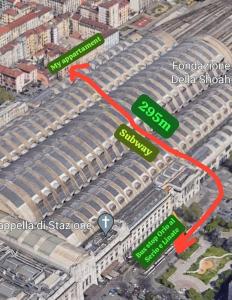 una vista aérea de un edificio con un mapa en Central Station Studio Flat, en Milán