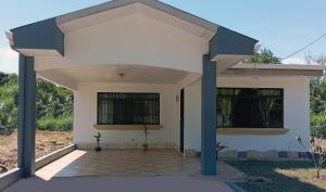 a white house with a large open patio at Cabinas Miramar, una casa SOLO para ti in San Isidro