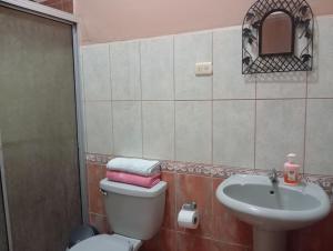 y baño con aseo y lavamanos. en Cabinas Miramar, una casa SOLO para ti, en San Isidro