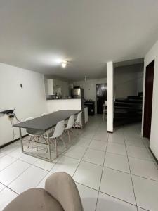 卡貝德盧的住宿－Numar_casa，厨房以及带桌椅的起居室。