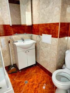 een badkamer met een wastafel en een toilet bij Golden Sea View in Sveti Vlas