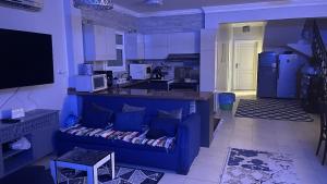 a living room with a couch and a kitchen at فيلا توين هاوس مميزة في قرية رويال بيتش رأس الحكمة villa twin house Royal Beach Ras El Hekma in Marsa Matruh